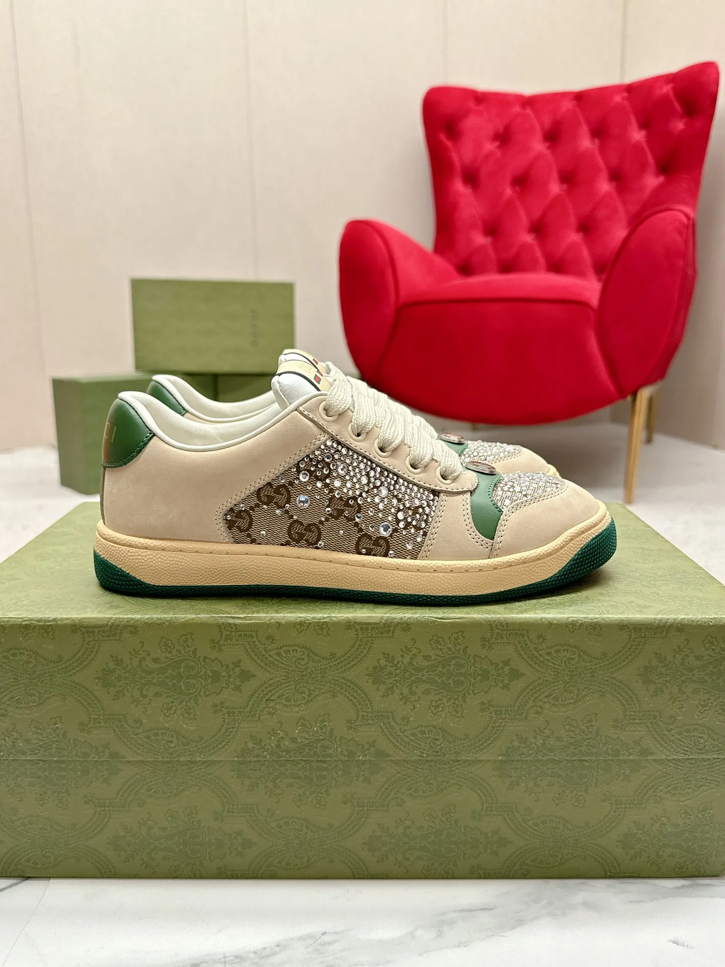 👟👟Ex-factory price 480👟👟 Gucci————Purchase version GG series distressed dirty shoes-hot style is coming! 9 times out of 10 sales, you will definitely get the money. Ready stock! Spot goods! Spot goods! New colors added - the ultimate version on the market! Purchase the original version and develop it... fabric, material, outsole, and details can be compared at will! Open-mold Swarovski one-to-one replica rhinestone chain...Metal cherry pendant...Metal double G crystal cylindrical mark...Gucci original customized narrow webbing...Super flash series - flash diamond chain. The cherry decoration is detachable and can be changed into two to match with each other to show your personality. Exclusive color-brushed cowhide fabric. Hand-made distressed is very textured and has a sense of luxury! The details of the workmanship can be seen in the drawings, and no line is missed. The original terry cloth is delicate, soft and more comfortable and breathable. The privately stamped two-color original TPU outsole (lower layer is wider, upper layer is narrower). Matching packaging⭐️ Size: Female 35-40 (Female 41)